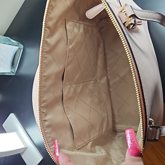 Michael Kors purse/tote - Mint condition - Picture 6 of 6